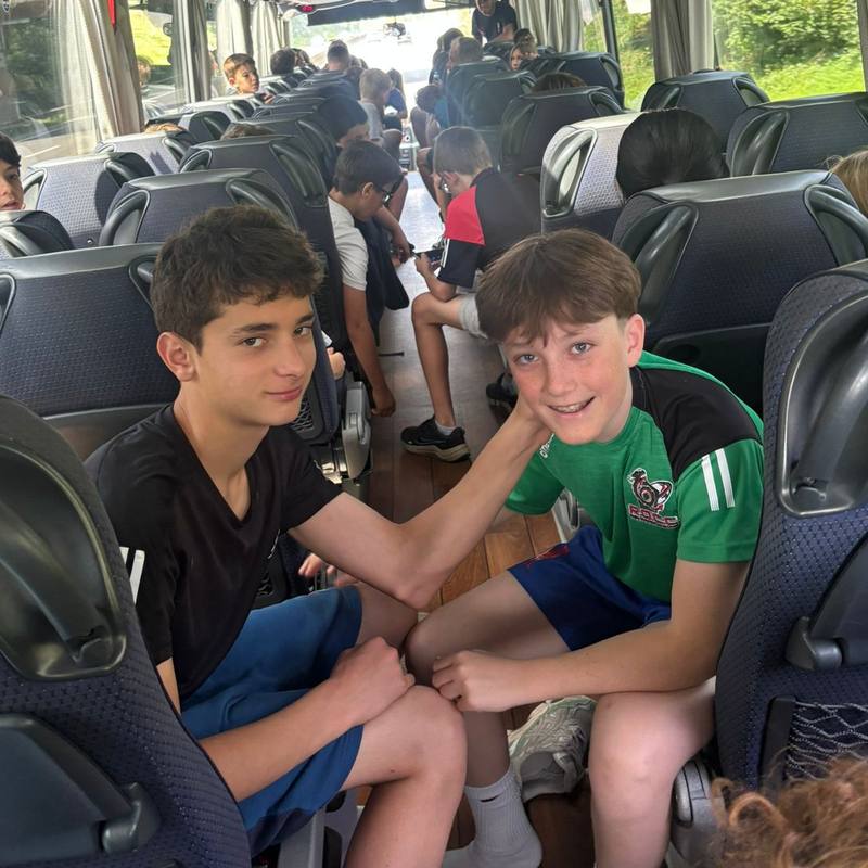 Deux jeunes joueurs complices dans le car, en route pour un tournoi.