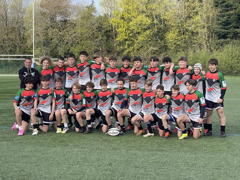 L'équipe U16 de l'entente Chantilly-Senlis en photo de groupe avec son encadrement.