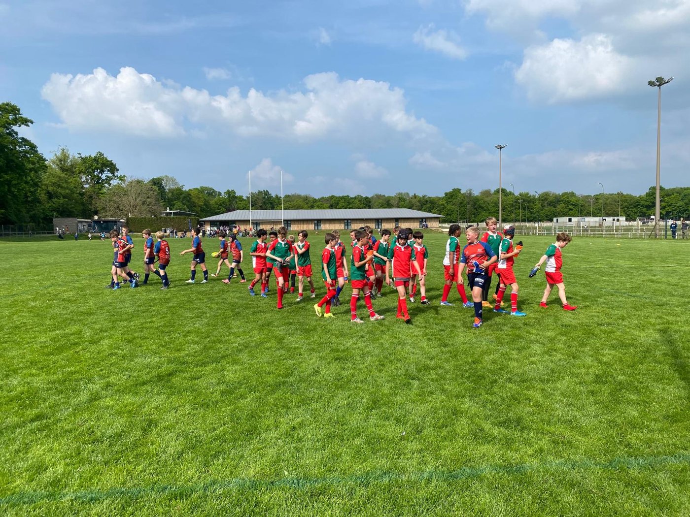 Joueurs U12 formant la haie d'honneur en fin de match, plateau ensoleillé