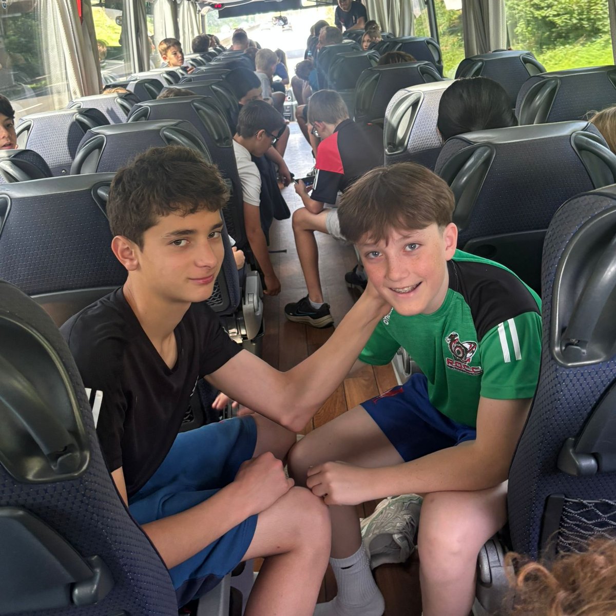 Deux joueurs complices dans le car, en route pour un tournoi
