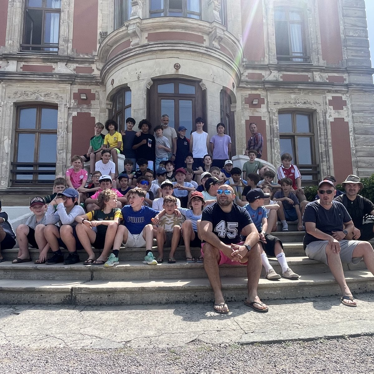 Groupe du club posant devant un monument lors d'un déplacement